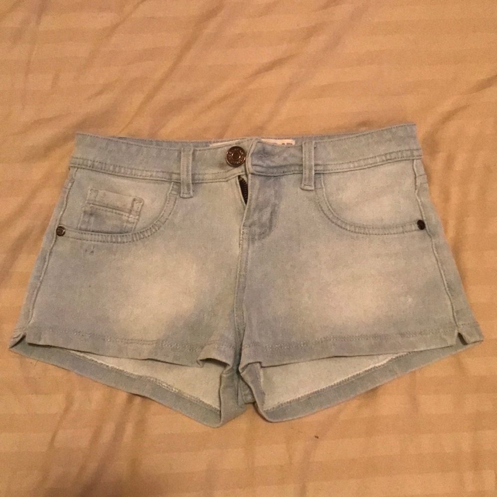 Light wash stretchy jean shorts